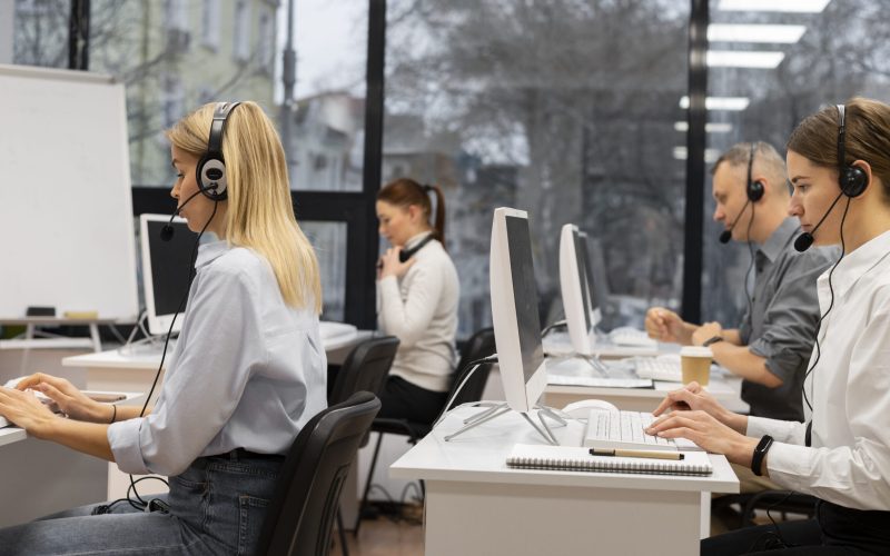 colleghi-che-lavorano-insieme-in-un-ufficio-del-call-center